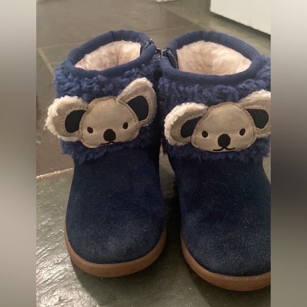 Ugg boots toddler size 8
